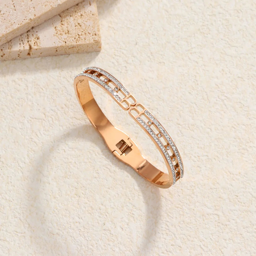 Charming women's bracelet:
