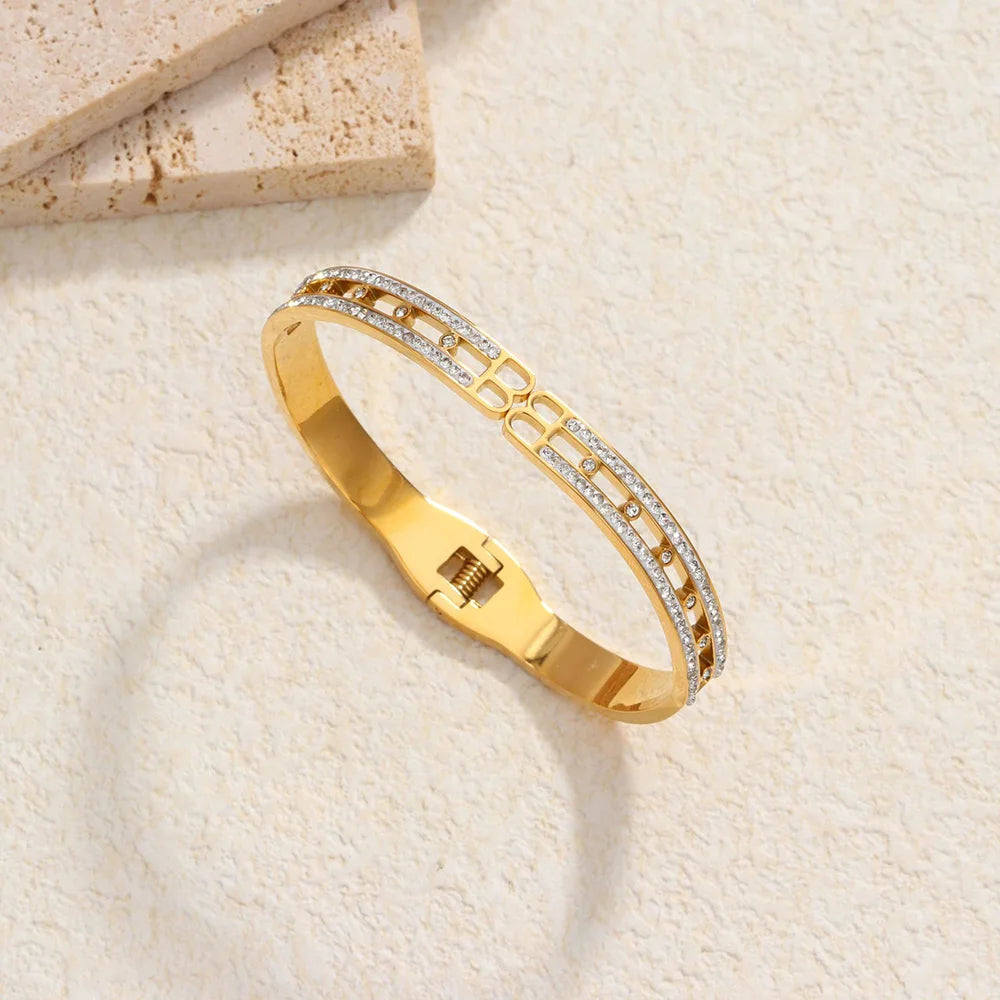 Charming women's bracelet: