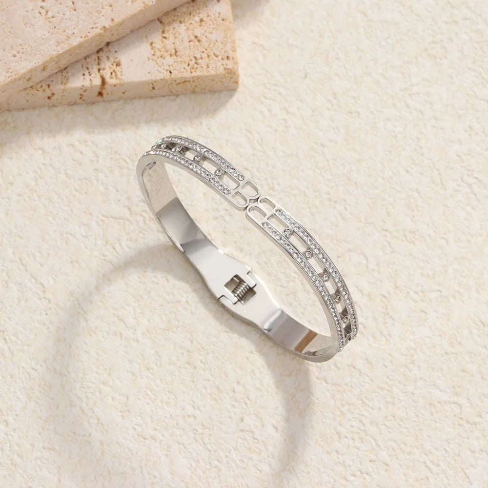 Charming women's bracelet: