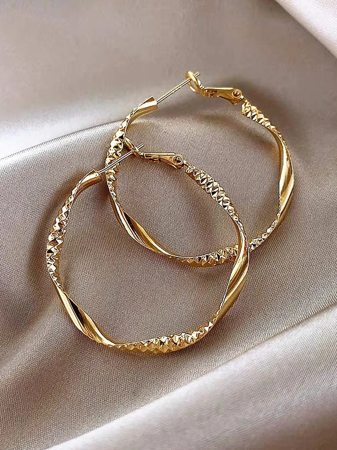 Exquisite silky texture design earrings