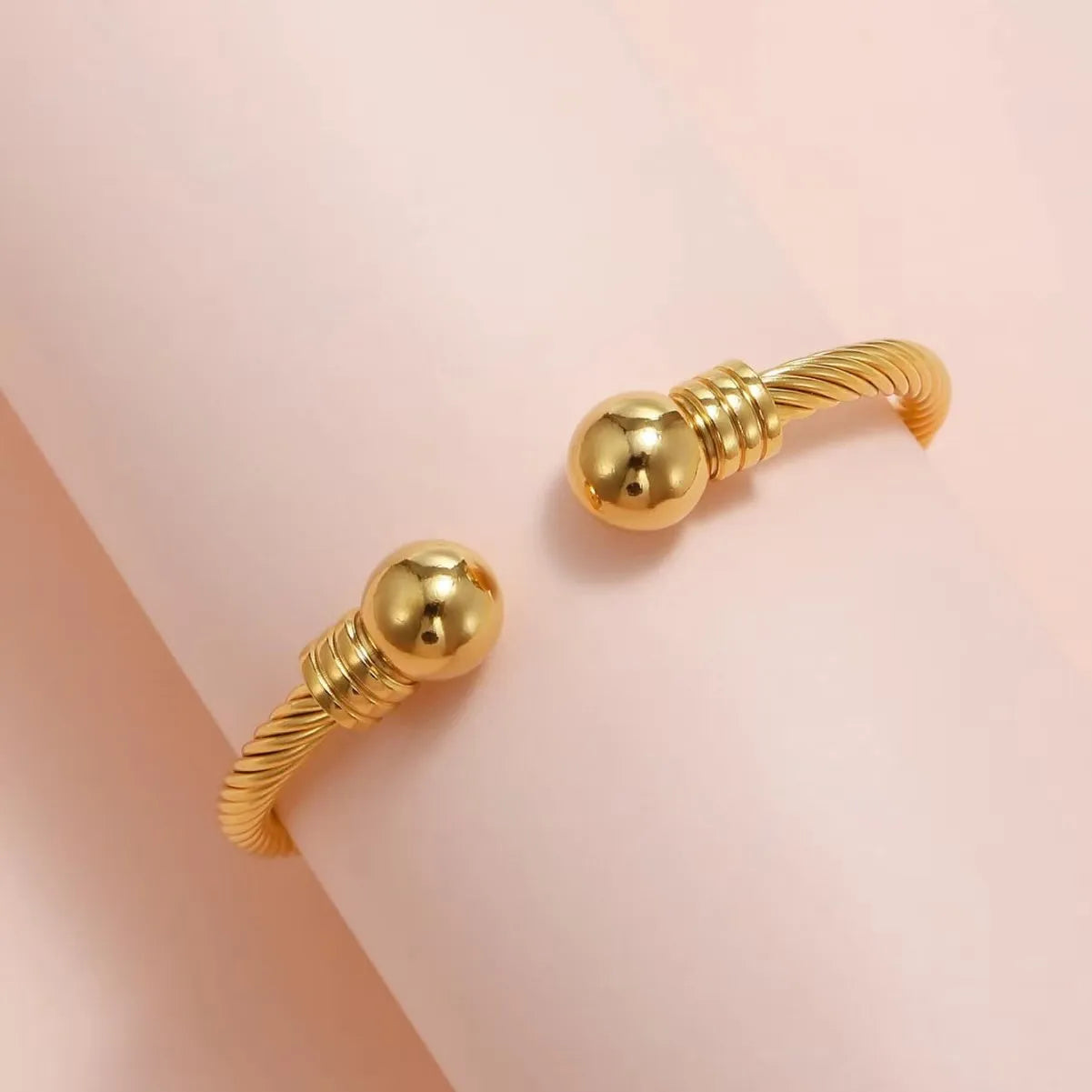 Bracelet with round balls